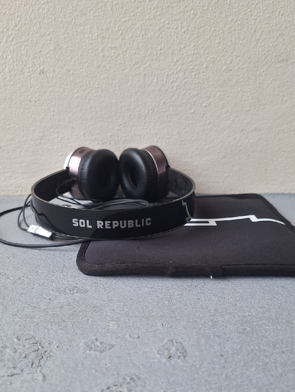 Sol Republic Tracks HD On-Ear Headphones With Case Black with Rose Gold Accents - Picture 3 of 10